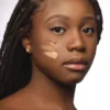 femme noir maquillage naturel trace fond de tient sur la joue