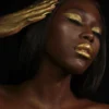 femme noir maquillage yeux lèvre et main or