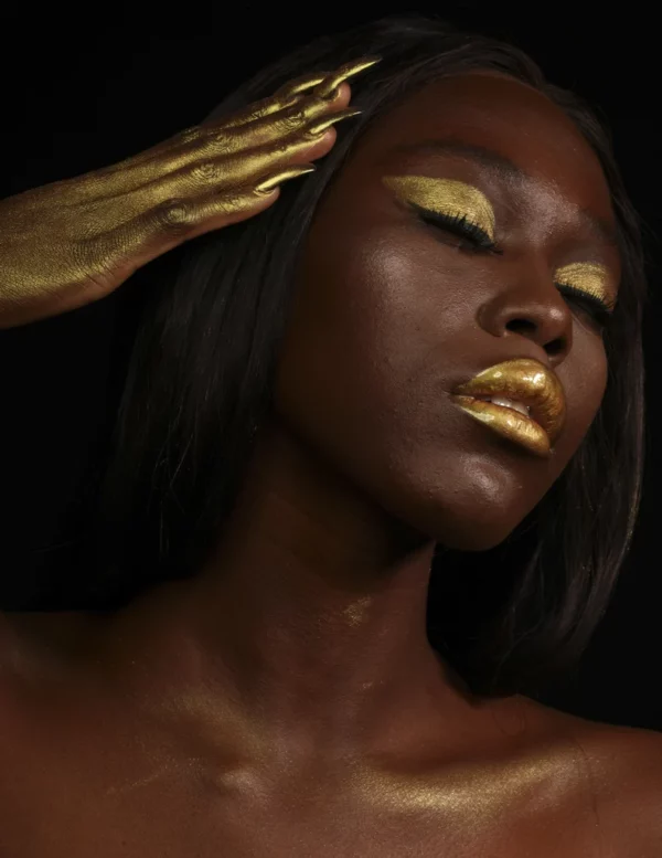 femme noir maquillage yeux lèvre et main or