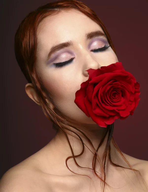 Femme rousse maquillage pastel violet et bleu rose rouge dans la bouche