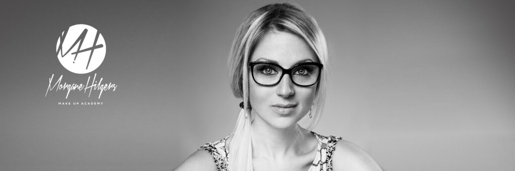 Photo noir et blanc femme blonde à lunette noir logo morgane hilgers