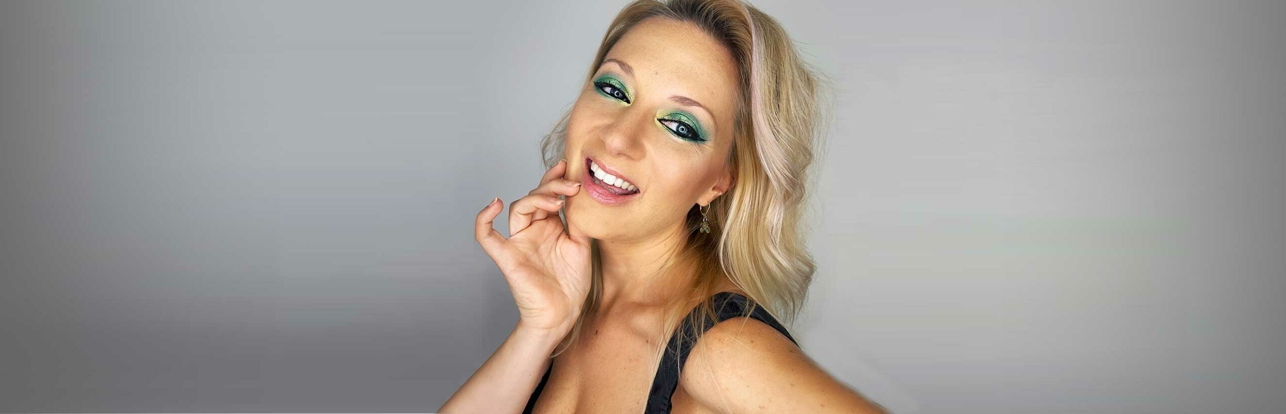 femme blonde maquillage halo vert et or liner faux cils lèvre naturel