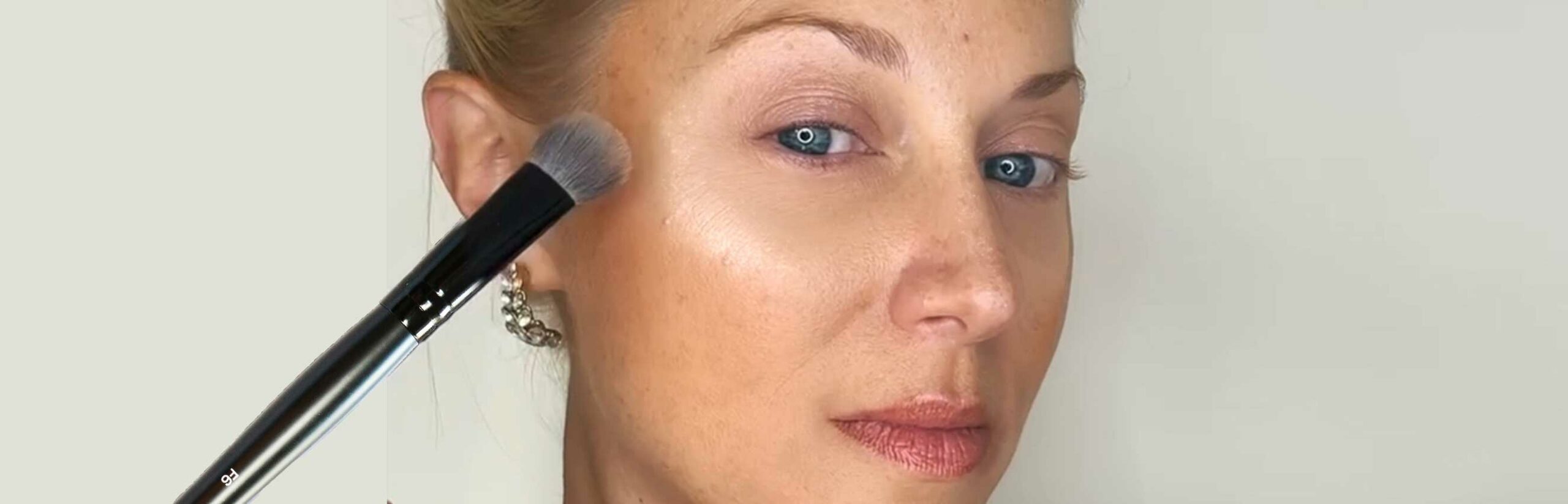 femme blonde application highlighter pinceau précis poil sunthétique