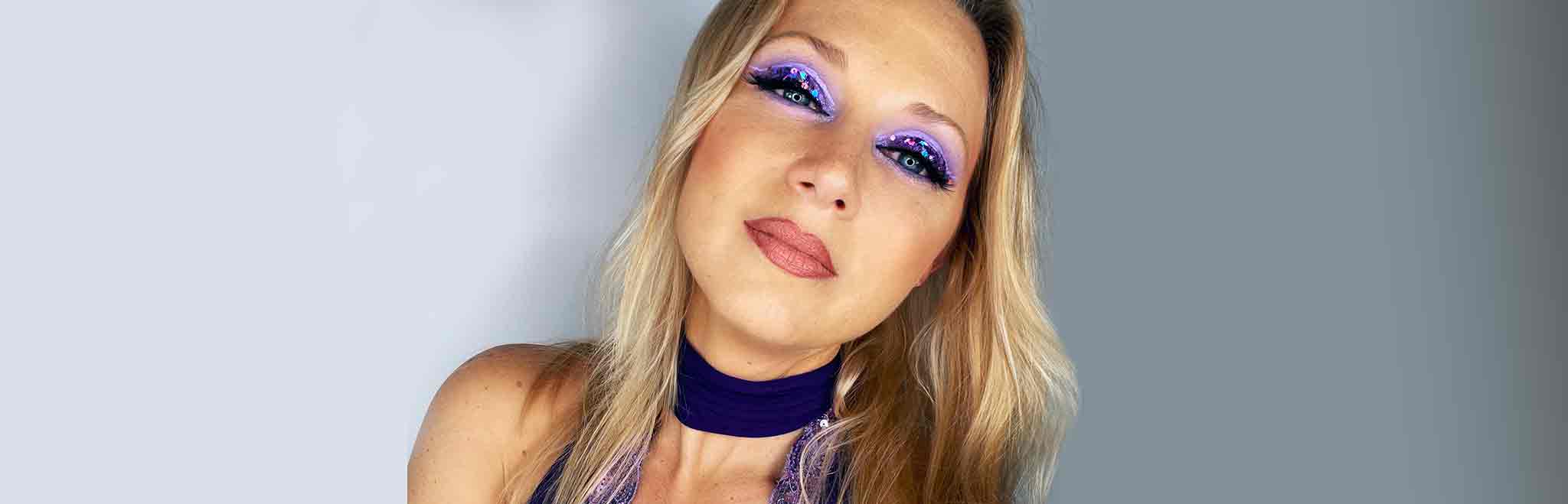 femme blonde maquillage violet à paillette bouche rose glamour